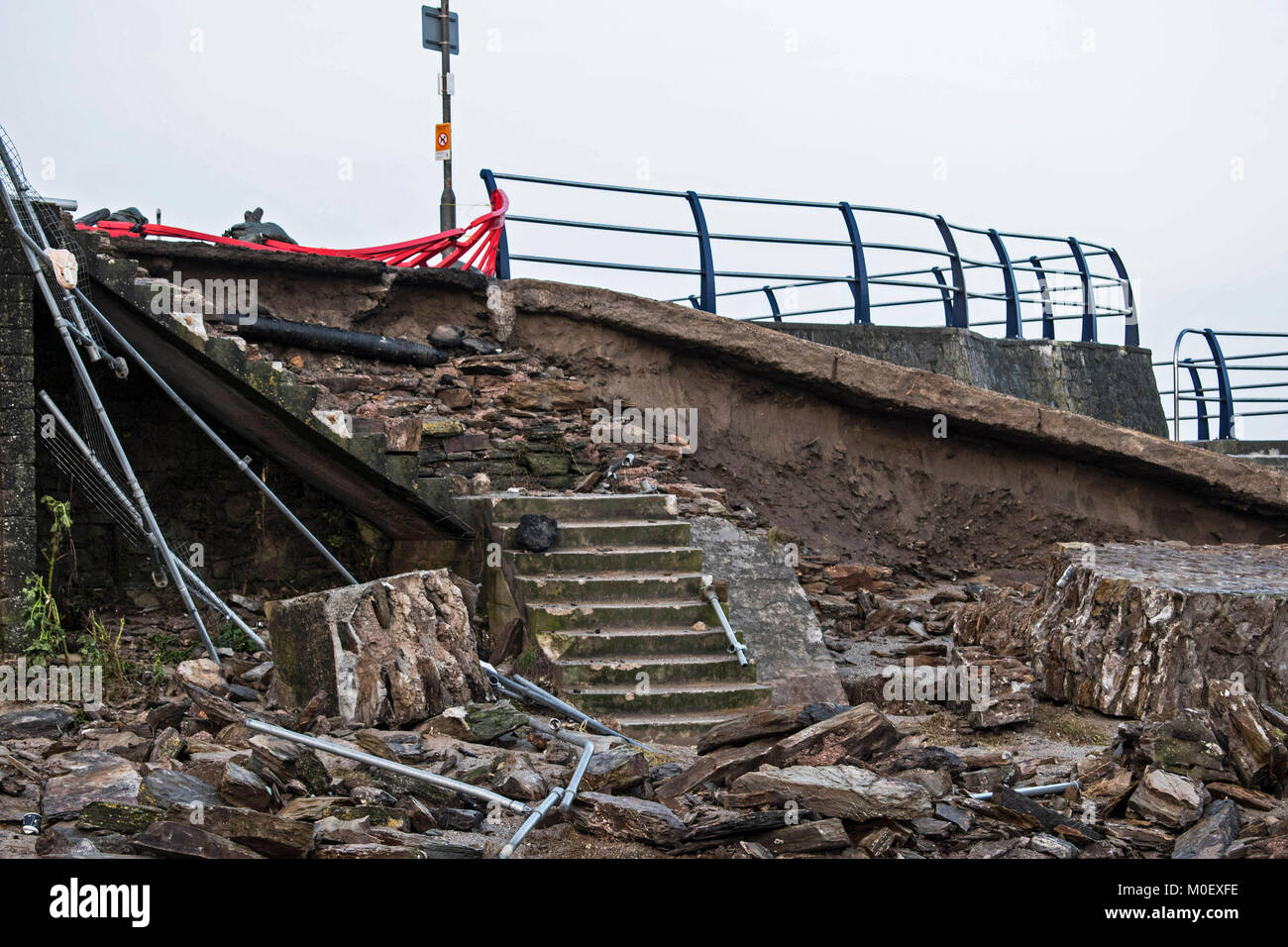 Portreath, Cornwall, Regno Unito.3 gennaio 2018. Regno Unito Meteo. Tempesta forza 10 venti e onde enormi fracassato giù una sezione della parete del porto a Portreath. Foto Stock