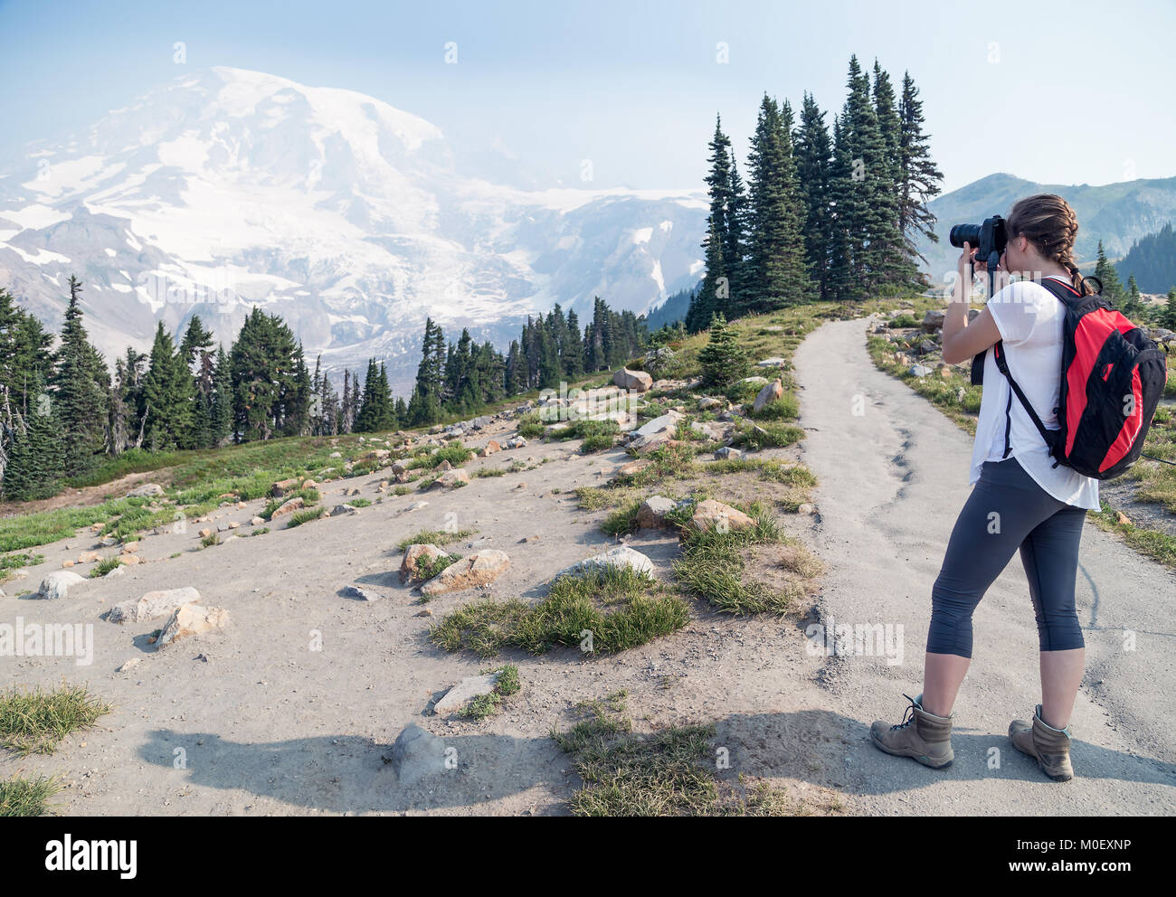 Donna escursionista che scatta una foto, Mount Rainier, Washington, Stati Uniti Foto Stock