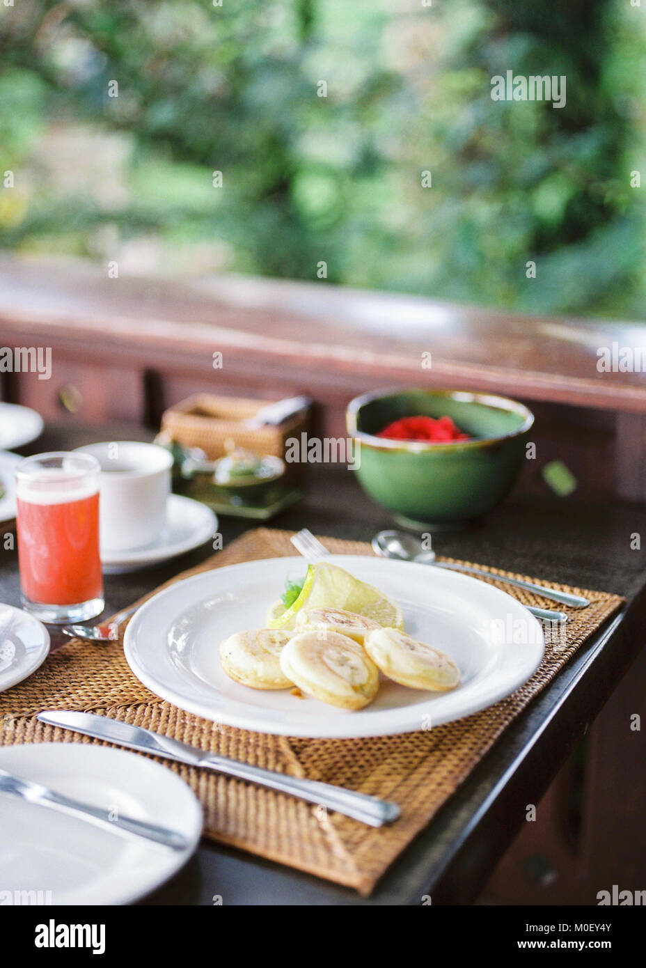 Frittelle di banana, tè e succhi di pompelmo o di pomelo Foto Stock