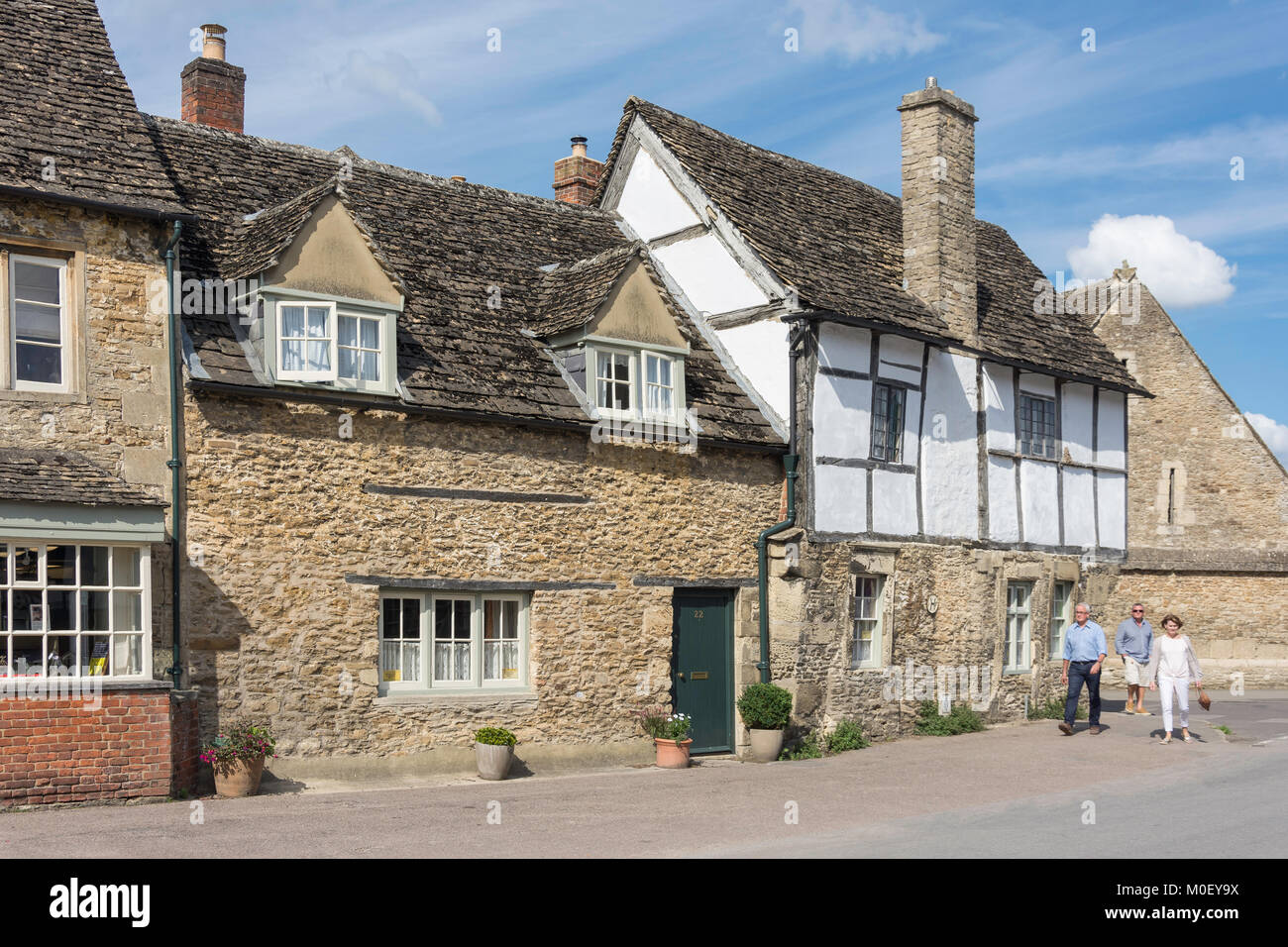 Edifici del periodo, High Street, Lacock, Wiltshire, Inghilterra, Regno Unito Foto Stock