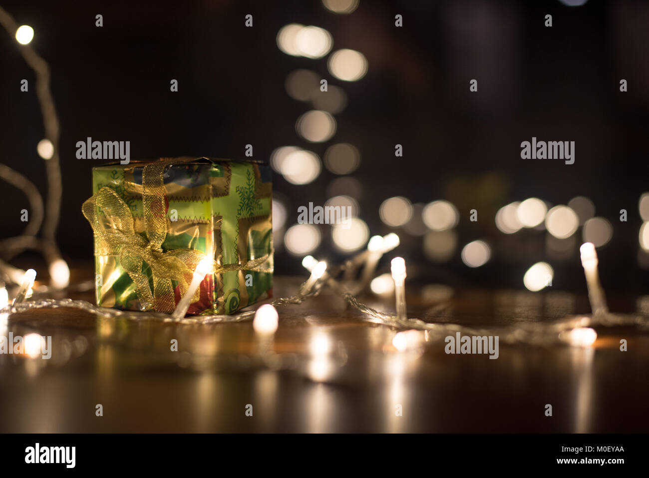 Avvolto regalo di Natale e le luci fairy Foto Stock