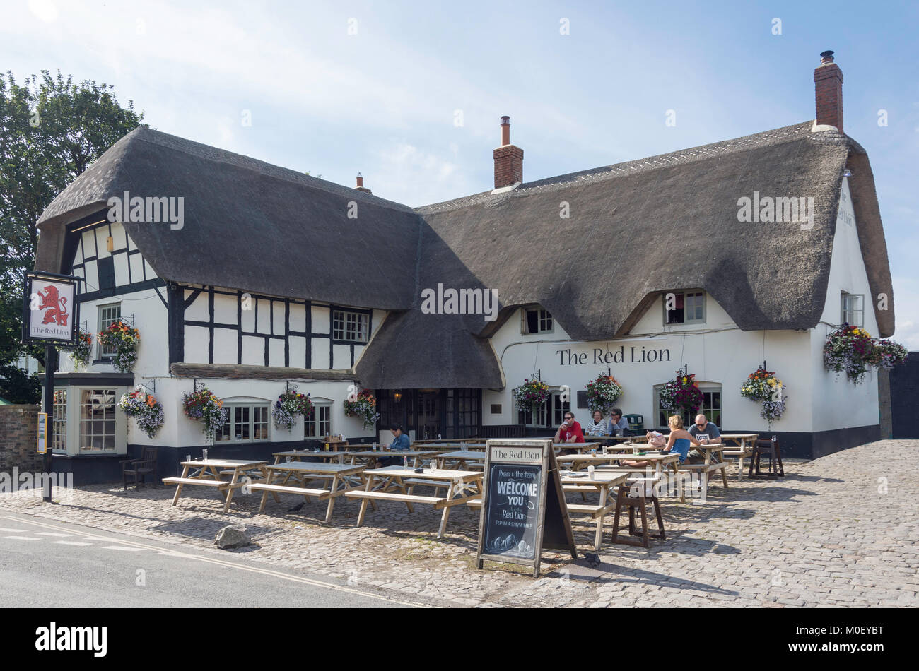 Xvii secolo il Pub Red Lion, High Street, Avebury, Wiltshire, Inghilterra, Regno Unito Foto Stock