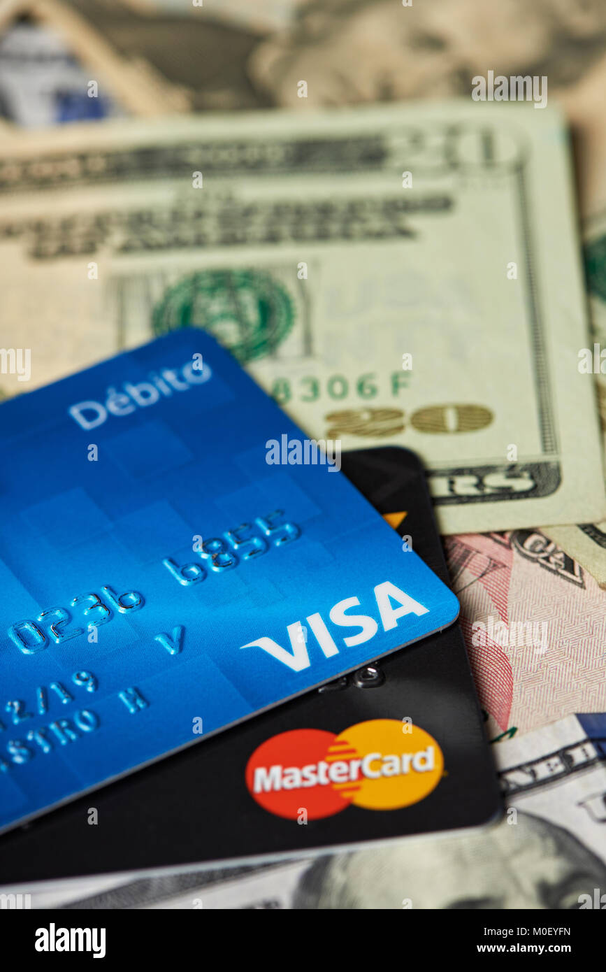 New york, Stati Uniti d'America - 24 agosto 2017:Close-up di carte bancarie recante sul background del dollaro Foto Stock