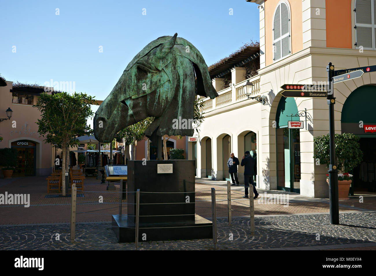 Testa di cavallo, Domenico Paladino scultura dentro la reggia Outlet Mall -  a Marcianise, Caserta, Italia Foto stock - Alamy