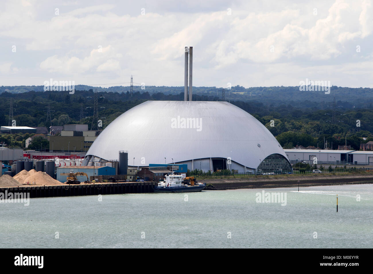 La cupola di argento di Marchwood recupero di energia FER impianto inceneritore accanto all' estuario del fiume il test di fronte al Porto di Southampton Foto Stock