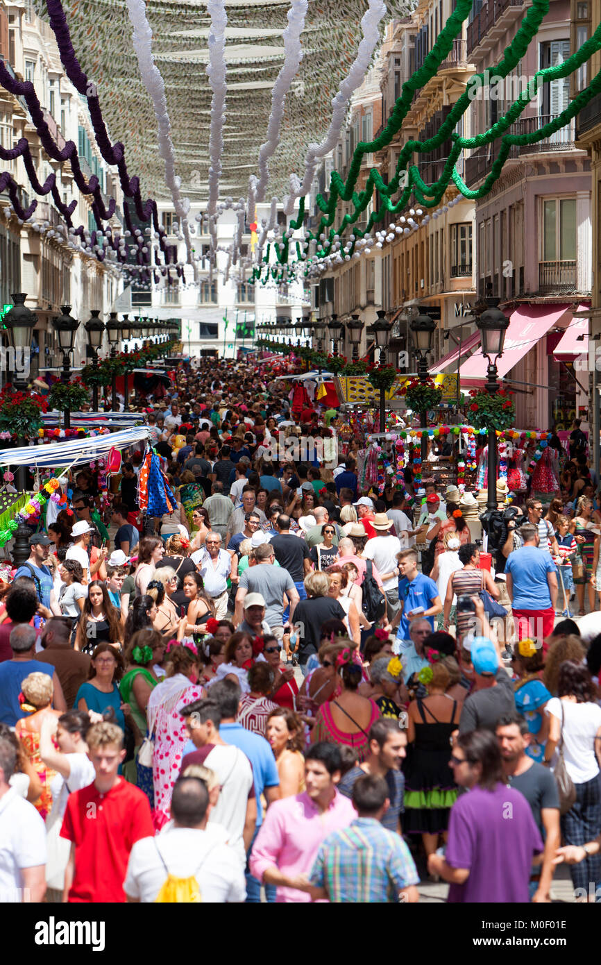 Una folla di persone presso la Fiera di Malaga, Feria de Málaga giorno a Malaga, Spagna Foto Stock