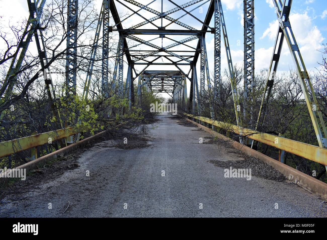 Guidare attraverso il ponte di travatura reticolare Foto Stock