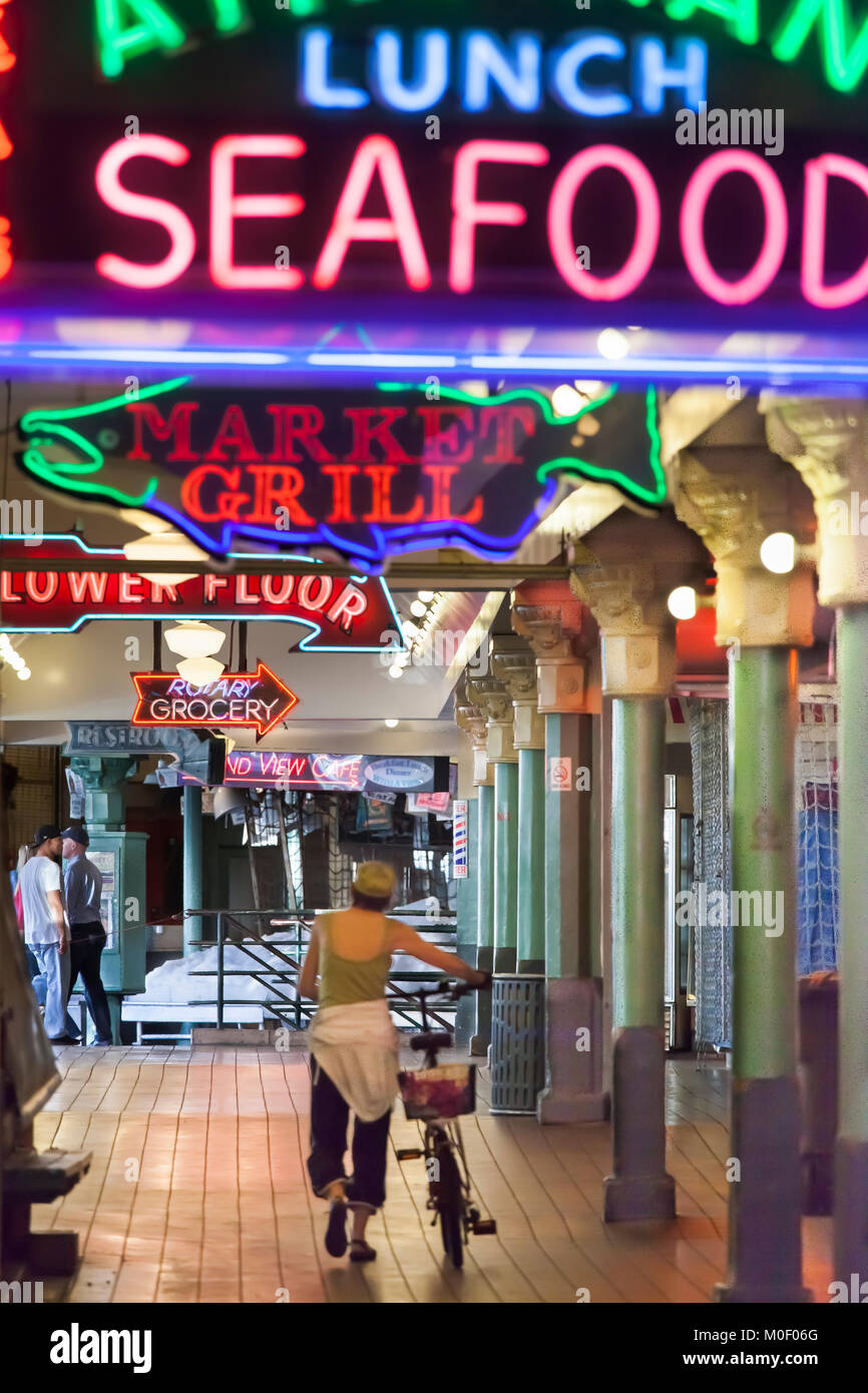 Insegne al neon in Pike Place Market pubblica, Seattle, Washington, Stati Uniti d'America Foto Stock