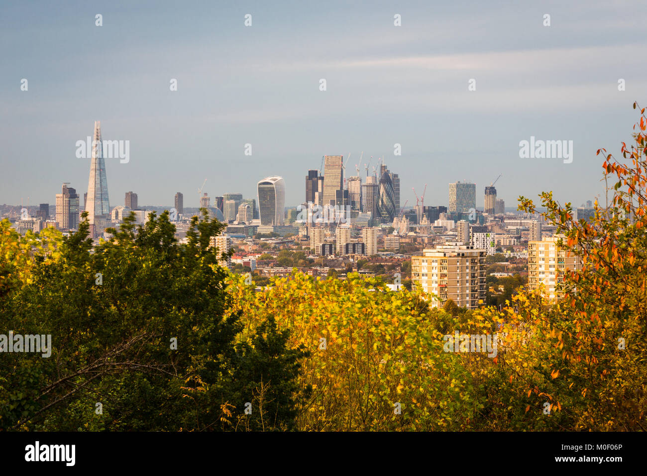 Autunno vista di Londra sullo skyline dalla distanza Foto Stock