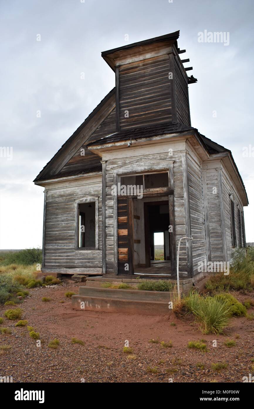 Vecchia chiesa all'orizzonte Foto Stock