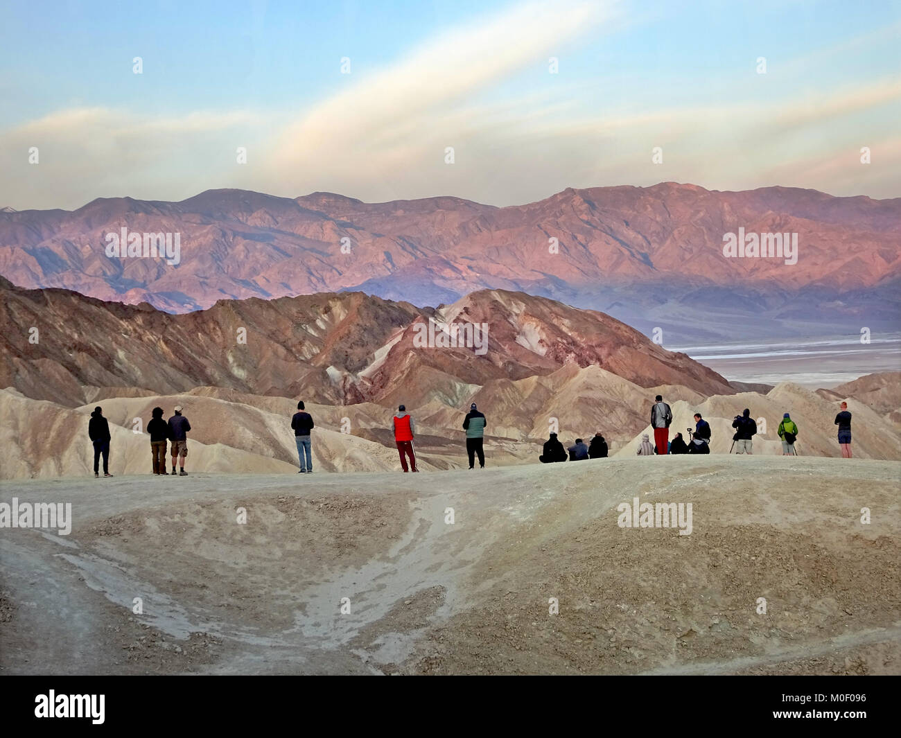 Turisti e fotografi la visione di sunrise a Zabriskie Point nella Death Valley, California. Foto Stock