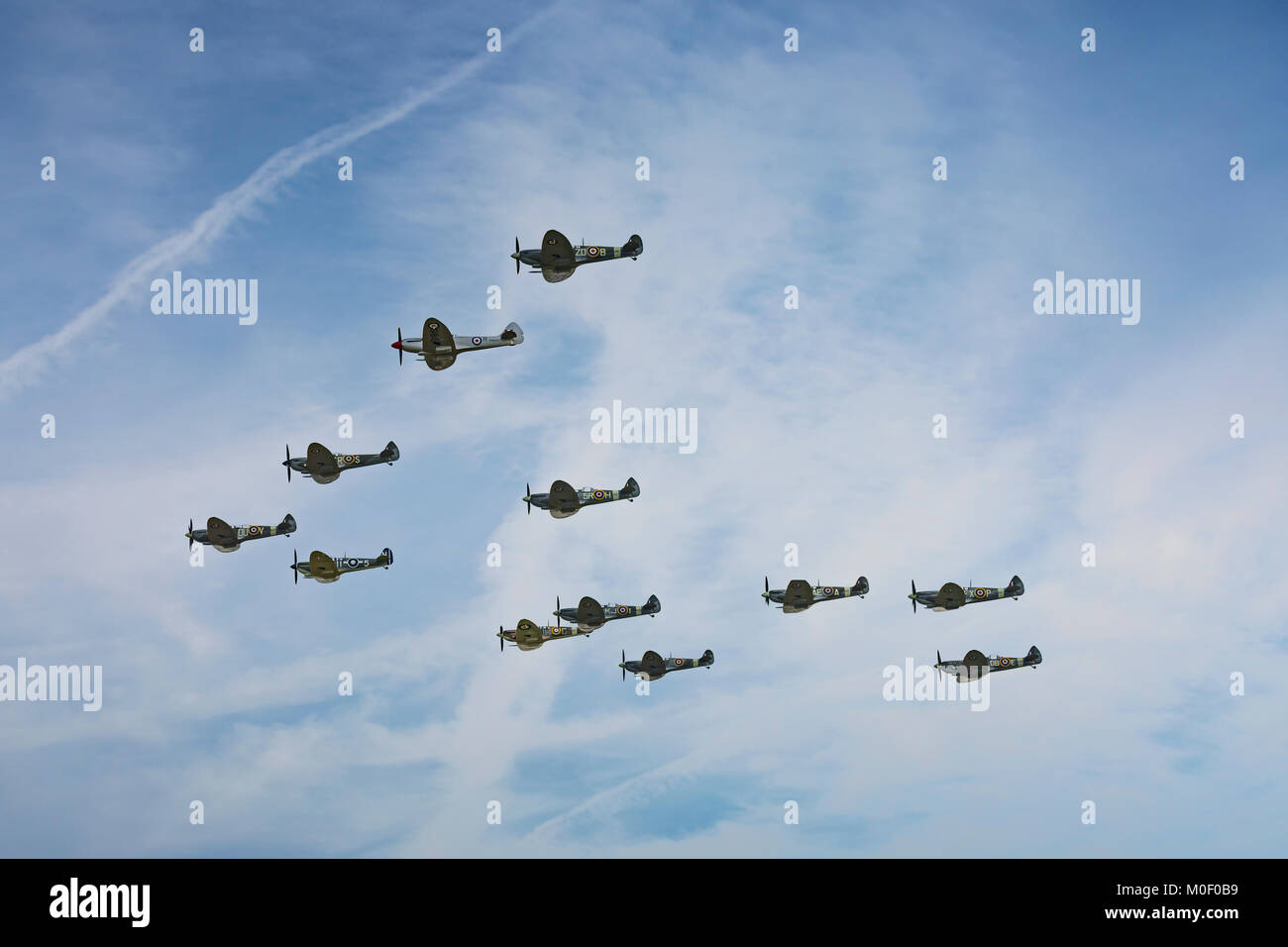 12 Spitfires in formazione volo il 24 settembre 2017 a Duxford, Cambridgeshire, Regno Unito Foto Stock