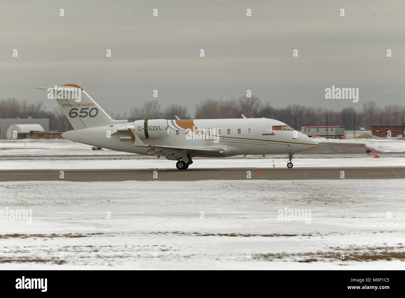 Quebec,Canada.A Bombardier Challenger 650 jet in atterraggio a YUL in Montreal, Foto Stock