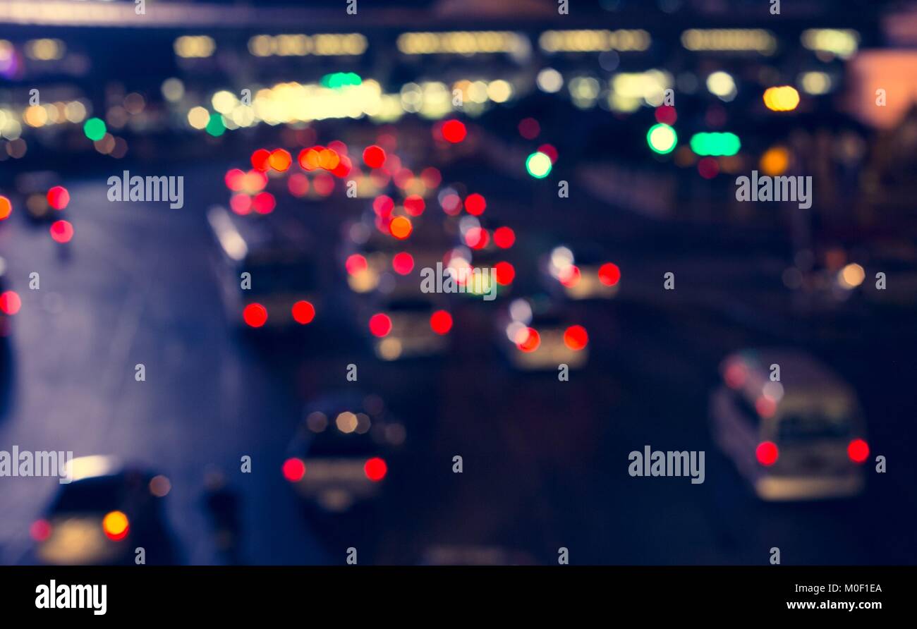 Abstact sfocatura bokeh di sera il traffico su strada in città., scena notturna Foto Stock