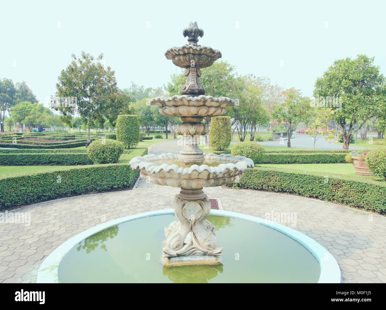 Fontana multi-tiered nel parco, colori freschi Foto Stock