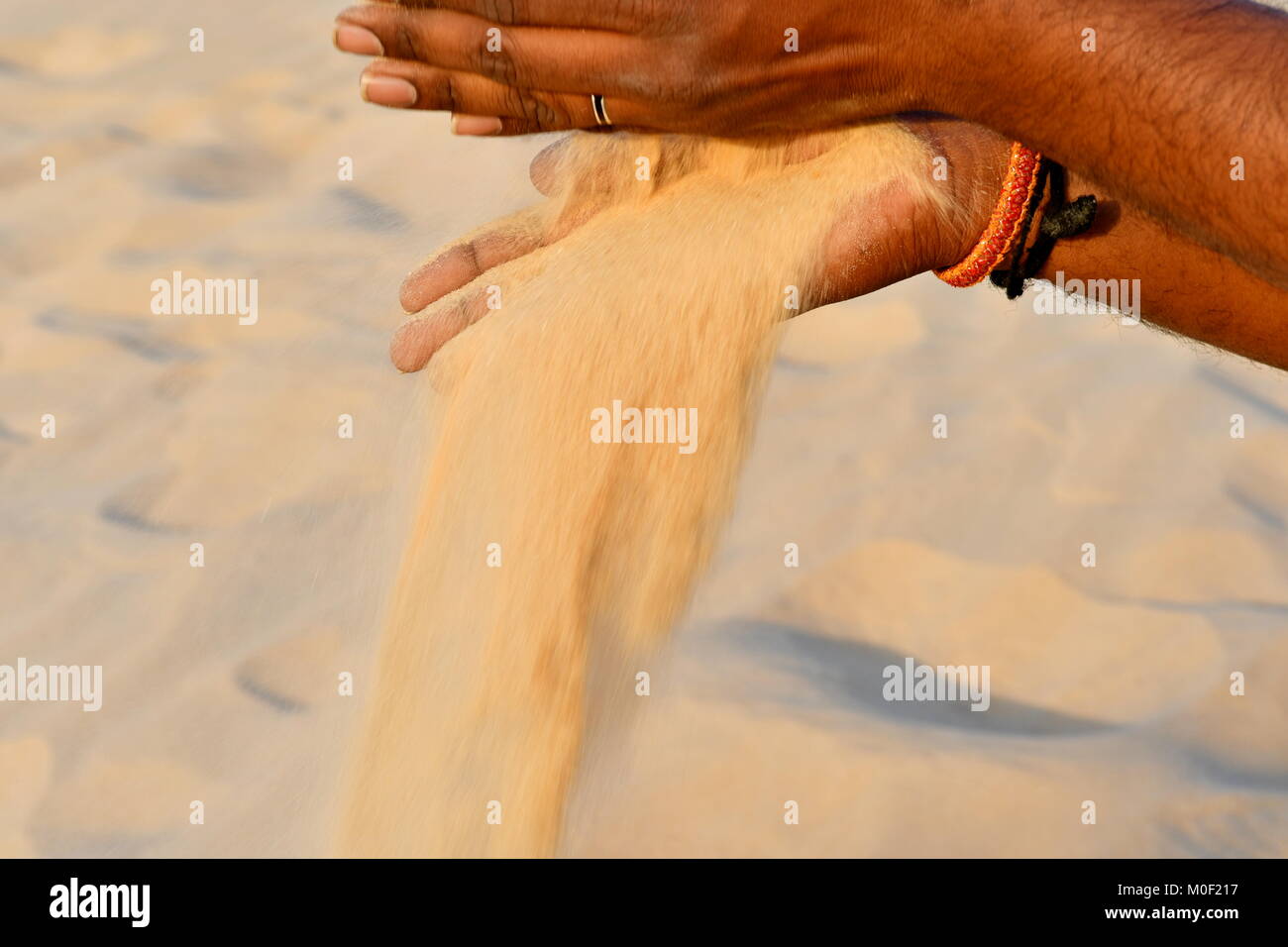 Deserto di sabbia nelle mani di uomini indiano visitando i deserti in Arabia Saudita come destinazione di viaggio Foto Stock