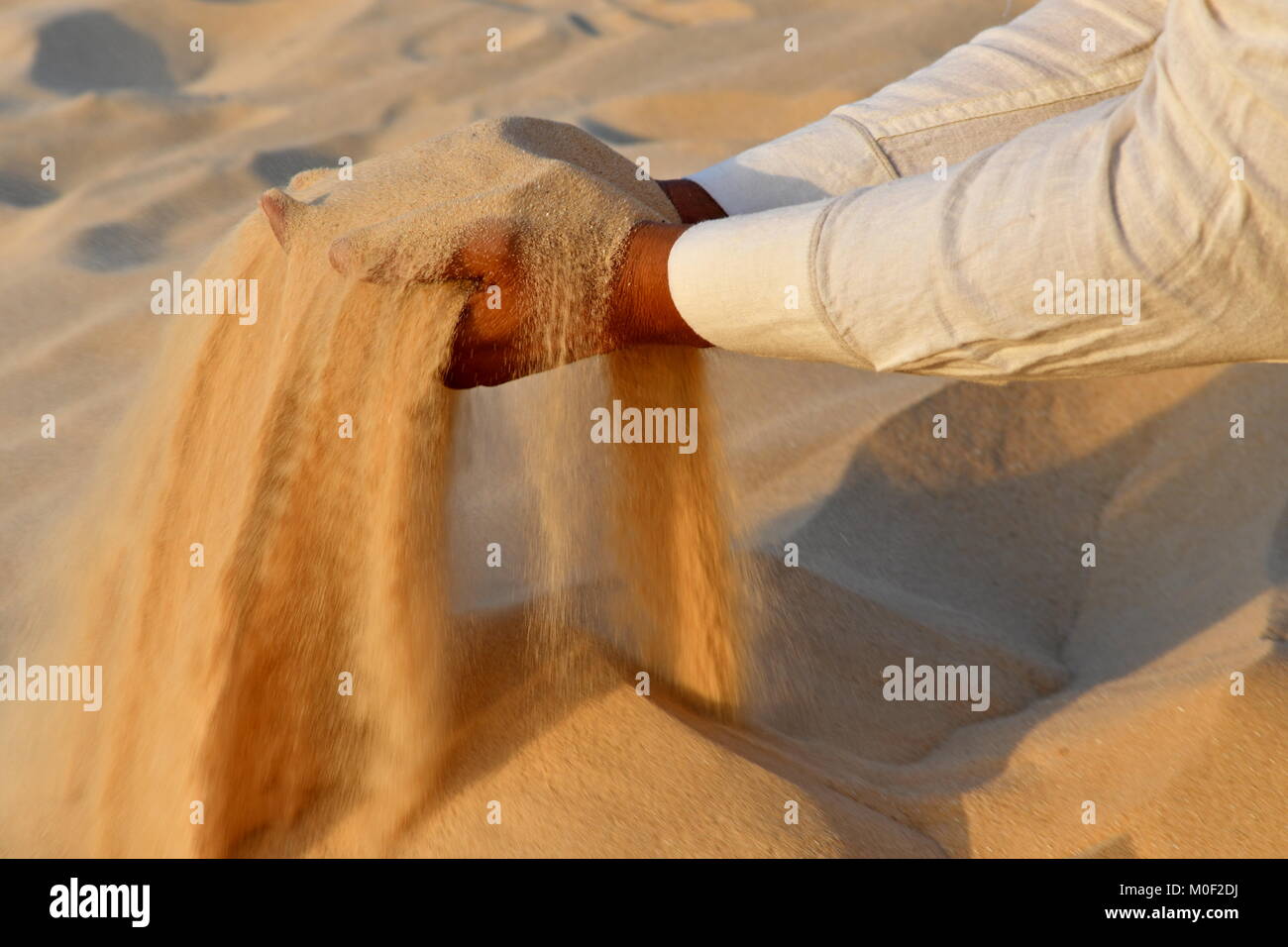 Deserto di sabbia nelle mani di uomini indiano visitando i deserti in Arabia Saudita come destinazione di viaggio Foto Stock