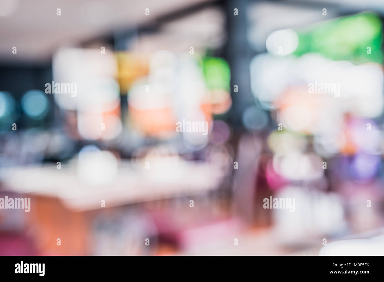 Sfocare lo sfondo del cliente seduto al ristorante bar la sfocatura dello sfondo bokeh di fondo con luce colorata Foto Stock