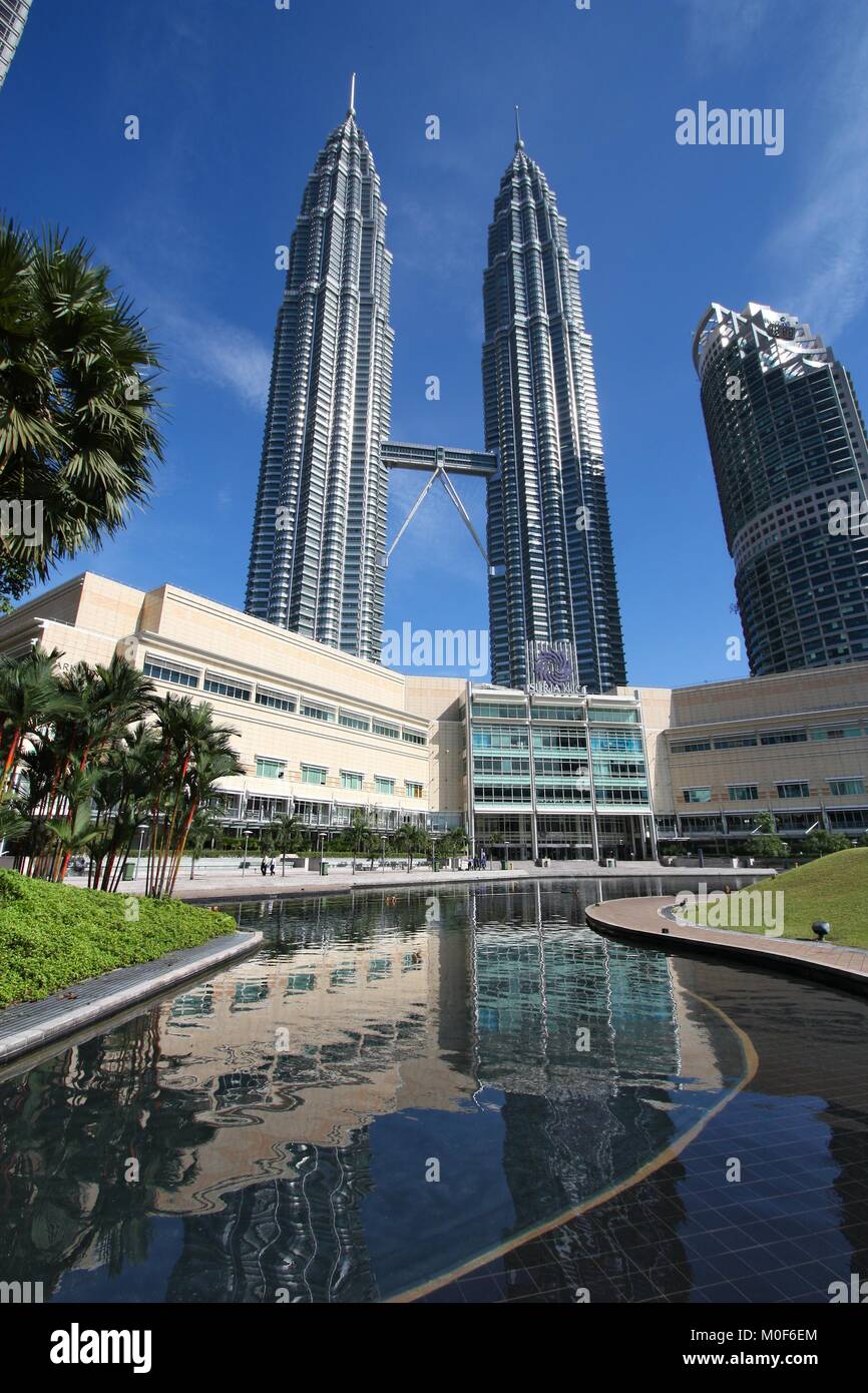 KUALA LUMPUR, Malesia - 29 Marzo 2009: Petronas Towers grattacielo di Kuala Lumpur in Malesia. Petronas è il settimo edificio più alto in tutto il mondo come di Foto Stock