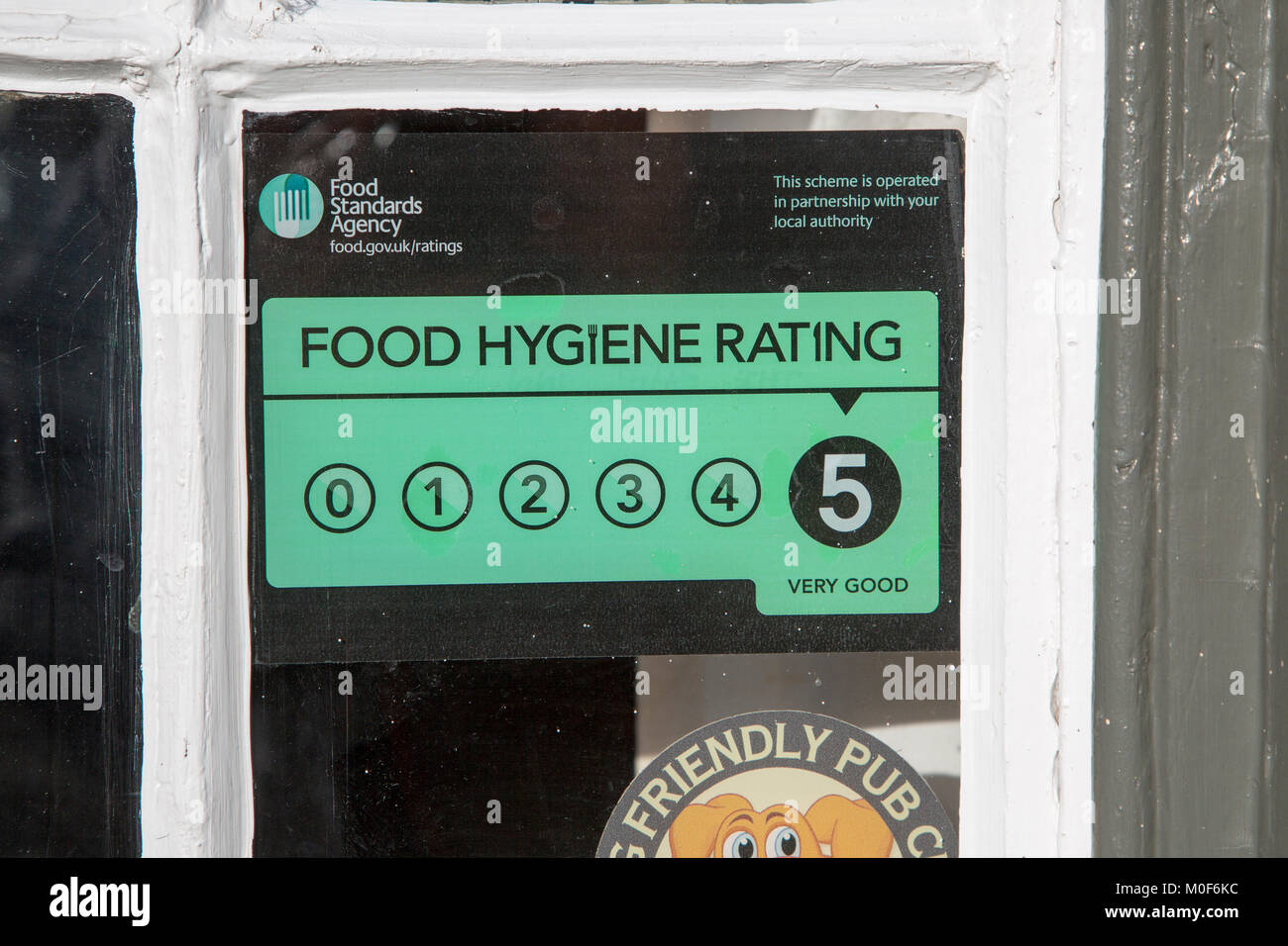 Agenzia per le norme alimentari igiene segno di rating avviso di aggiudicazione cinque stelle, Suffolk, Inghilterra, Regno Unito Foto Stock