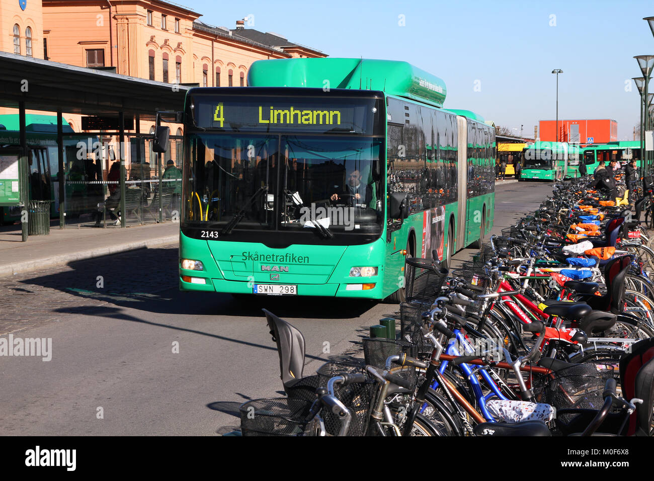 MALMO - Marzo 8: uomo bus e biciclette il 8 marzo 2011 a Malmo, Svezia. Nel 2009 l'uomo consegnato 6,232 gli autobus per i clienti. Il ciclismo è importante competizione Foto Stock