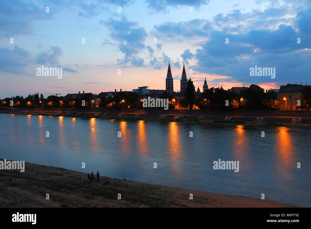 Szeged, Ungheria. Città in Provincia di Csongrád. Tramonto paesaggio con fiume Tisza. Foto Stock