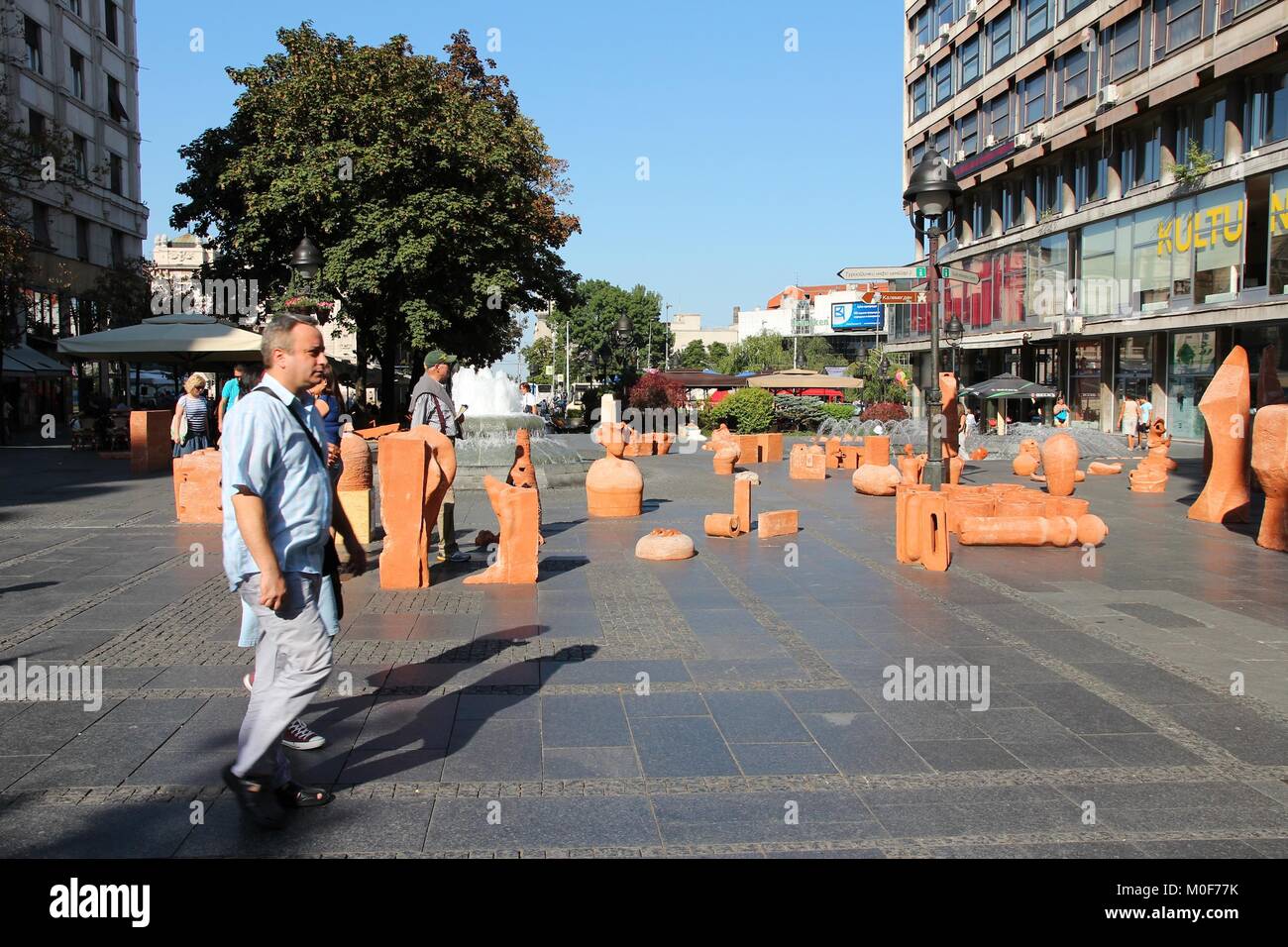 A Belgrado, in Serbia - 15 agosto: la gente visita sculture all'aperto il 15 agosto 2012 a Belgrado. Belgrado è la più popolare destinazione turistica in serbo Foto Stock