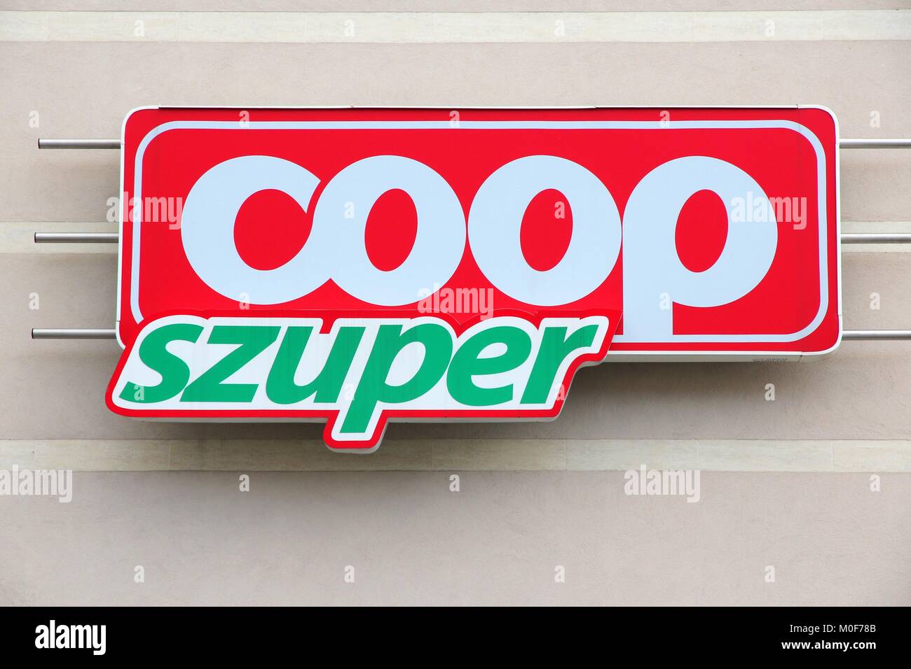 PECS, Ungheria - 12 agosto: Coop Szuper store il 12 agosto 2012 a Pecs, Ungheria. Coop è una delle più grandi catene di supermercati in Ungheria con 3.000 stor Foto Stock