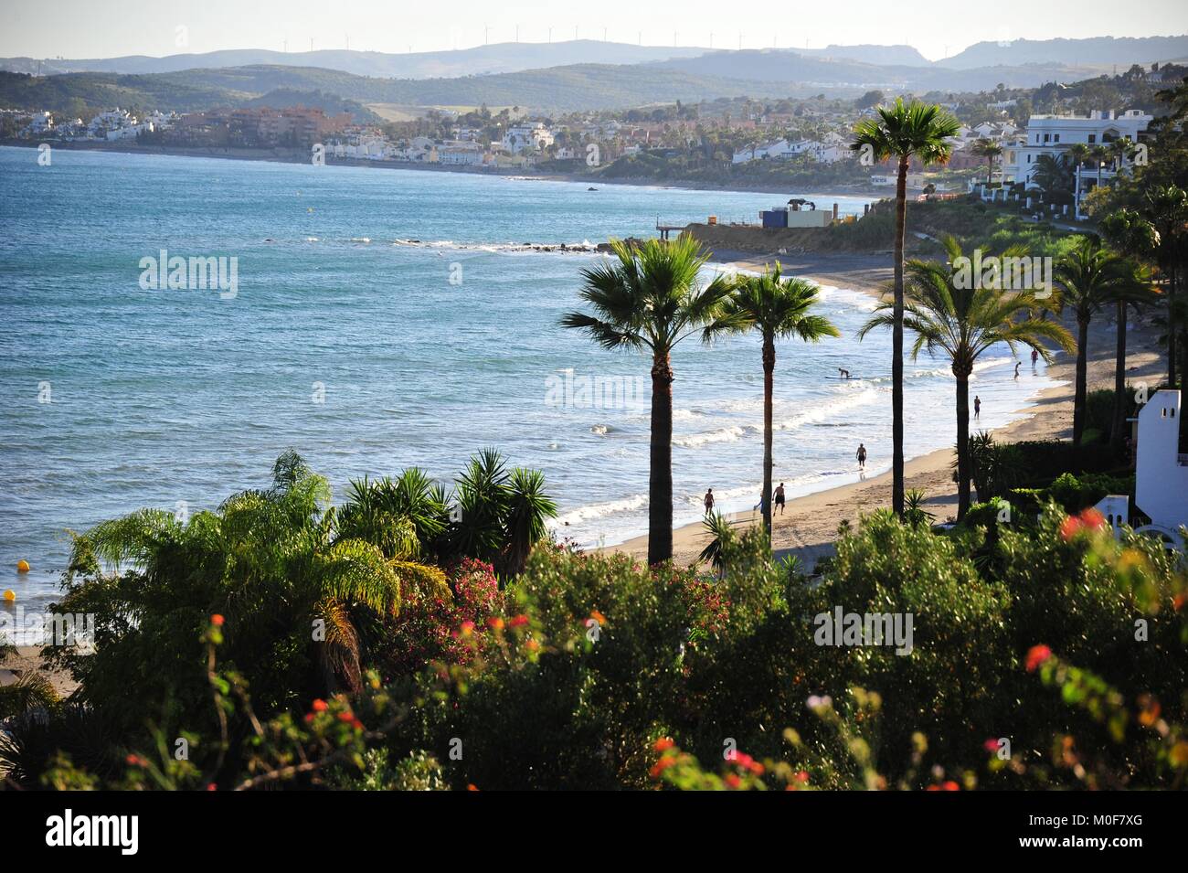 Splendida vista sul mare Mediterraneo vicino al porto di Estepona Foto Stock