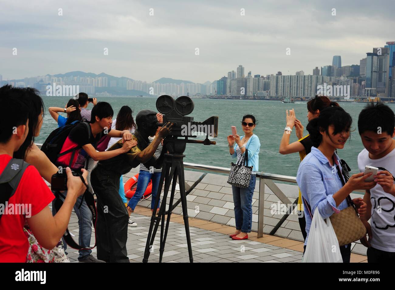 Hong Kong visitatori godere Avenue of Stars presso la baia di Kowloon Waterfront Foto Stock