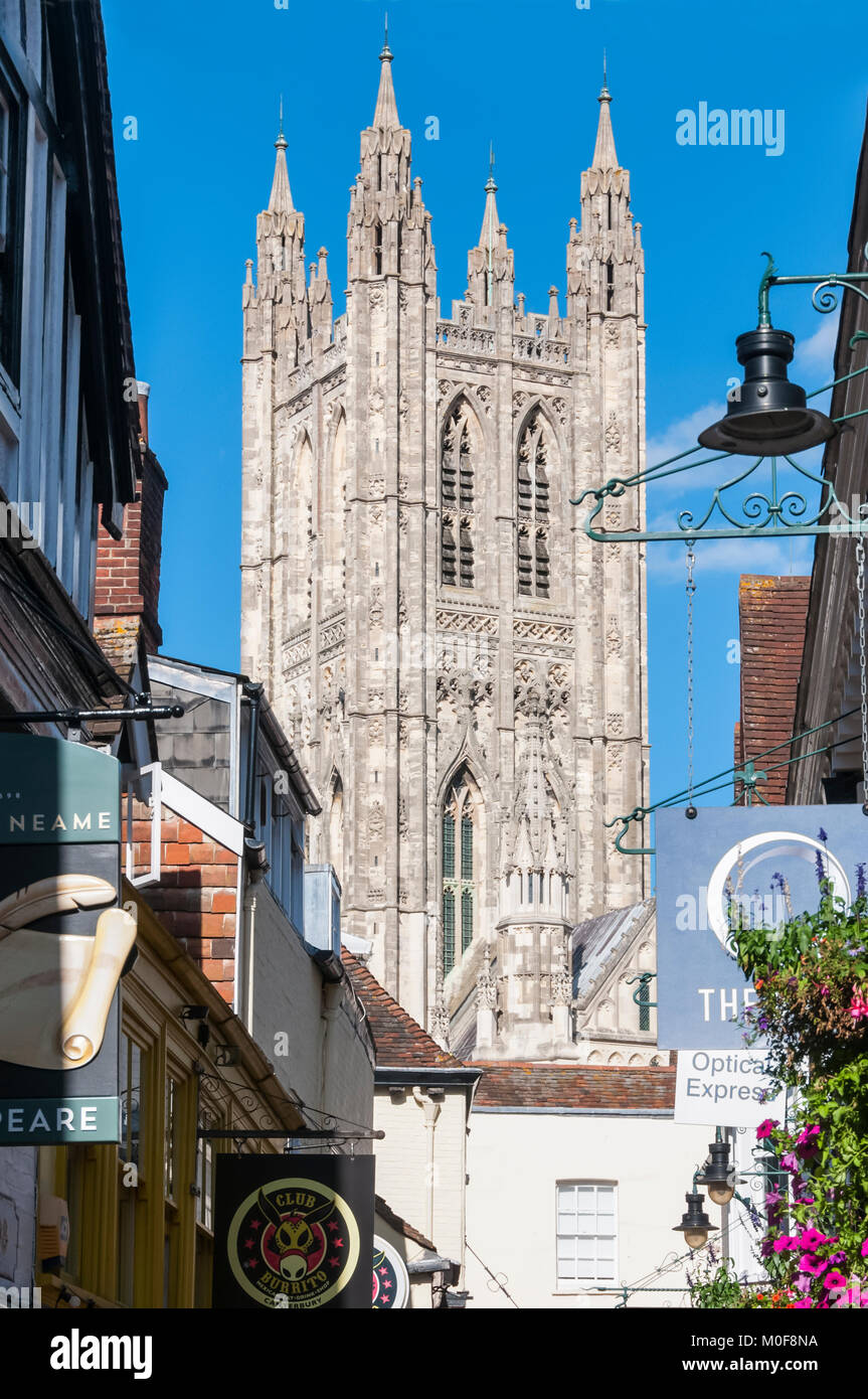 Bell Harry Torre della cattedrale di Canterbury visto lungo la norcineria Lane, Canterbury. Foto Stock