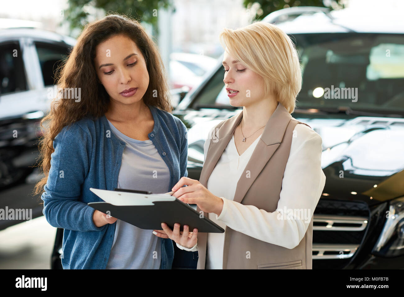 Discutere i dettagli del contratto con il cliente Foto Stock