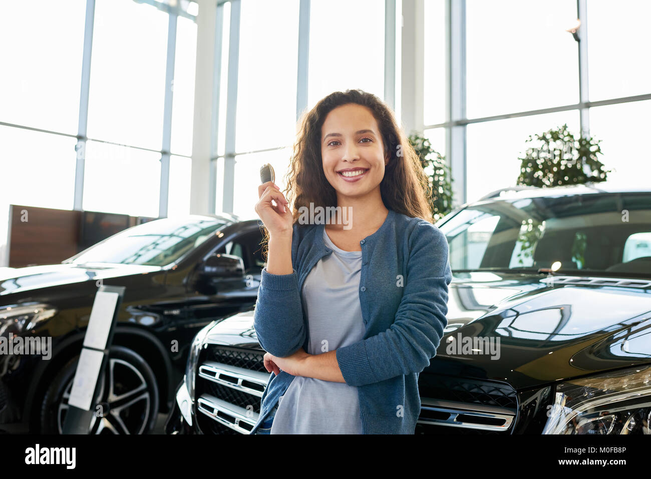 Allegro proprietario della nuova vettura Foto Stock