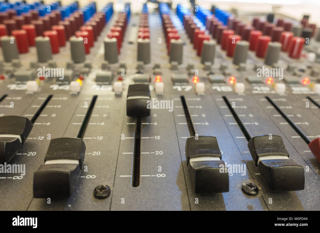 Una chiusura di un suono miscelazione scrivania con quadranti, livelli, Livelli e pulsanti. Foto Stock