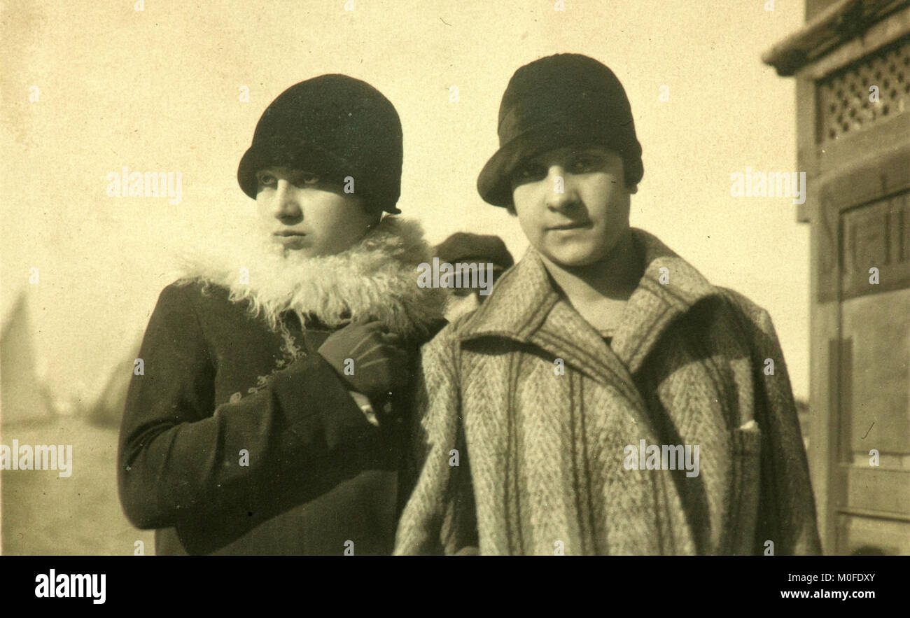 Amici in posa sul 'Molo' Audace, Trieste (Italia, 1927) Foto Stock