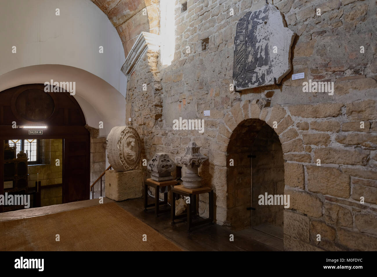 Camera con pezzi antichi e di pietra intagliata rimane in mostra presso il Museo della Cattedrale Metropolitana di San Salvador, Oviedo, Asturias Foto Stock