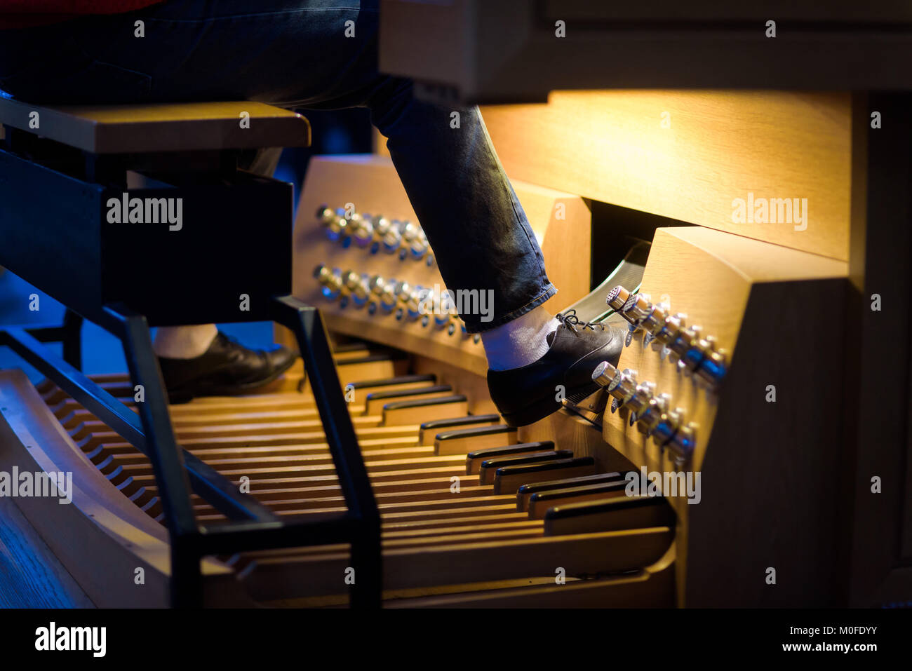 Reykjavik, Islanda. Dicembre 2017. Un organista inizia a riprodurre la sua musica (3 tastiere e pedali di organo a canne) a Hallgrimskirkja cattedrale. Foto Stock