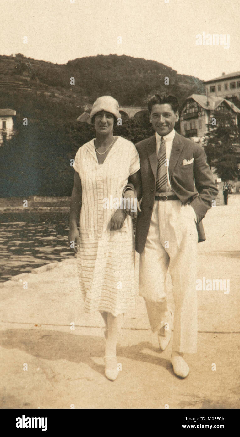 Coppia italiana passeggiate a Grignano, Italia (luglio 1925) Foto Stock