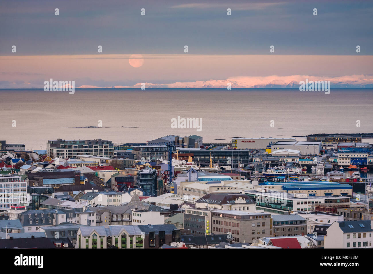 Scenic vista aerea del centro della città di Reykjavik, capitale dell Islanda, con tipiche case colorate, visto dalla torre della chiesa Hallgrimskirkja. Foto Stock