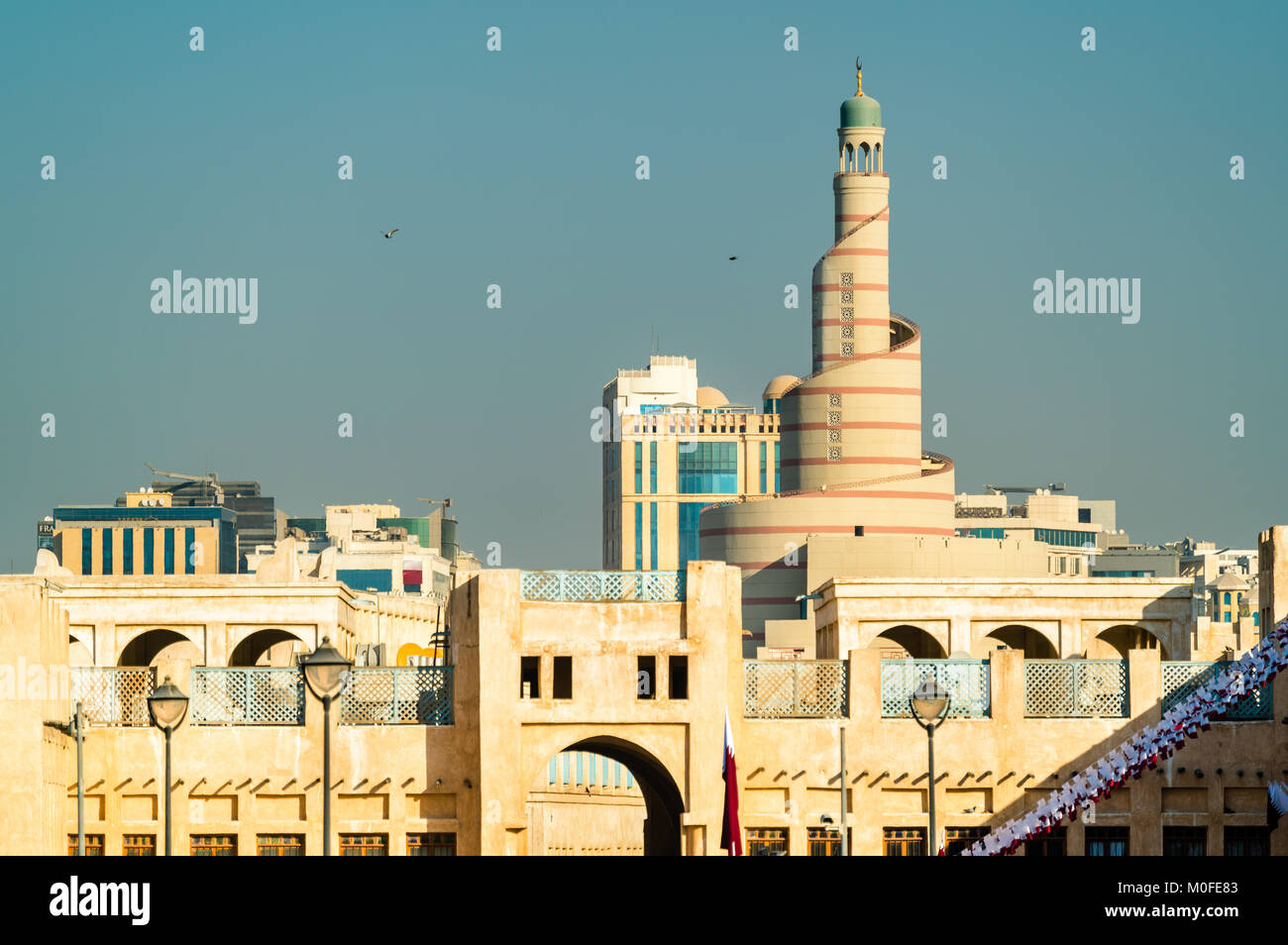 Skyline di Souq Waqif con centro culturale islamico a Doha, in Qatar Foto Stock