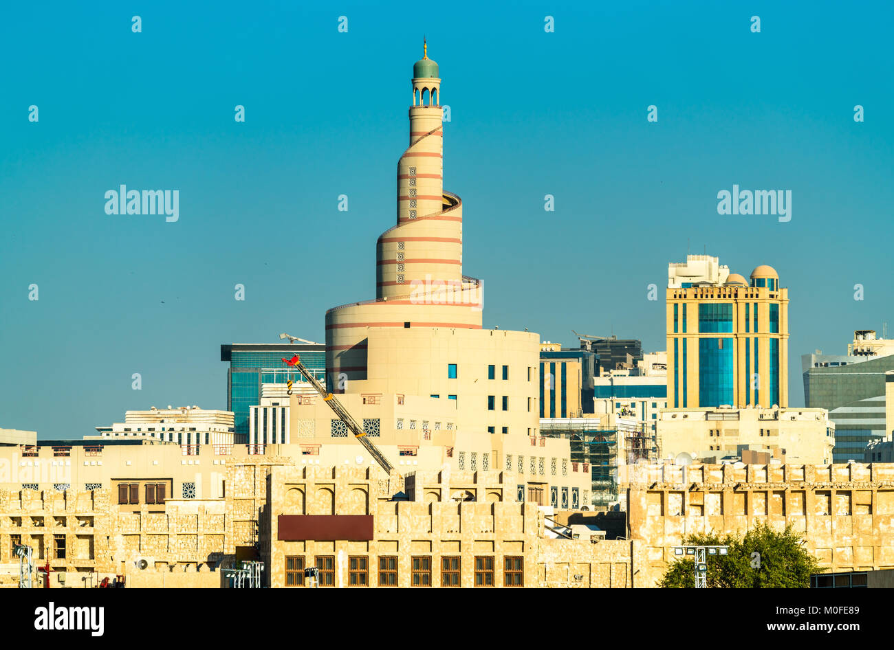 Skyline di Souq Waqif con centro culturale islamico a Doha, in Qatar Foto Stock