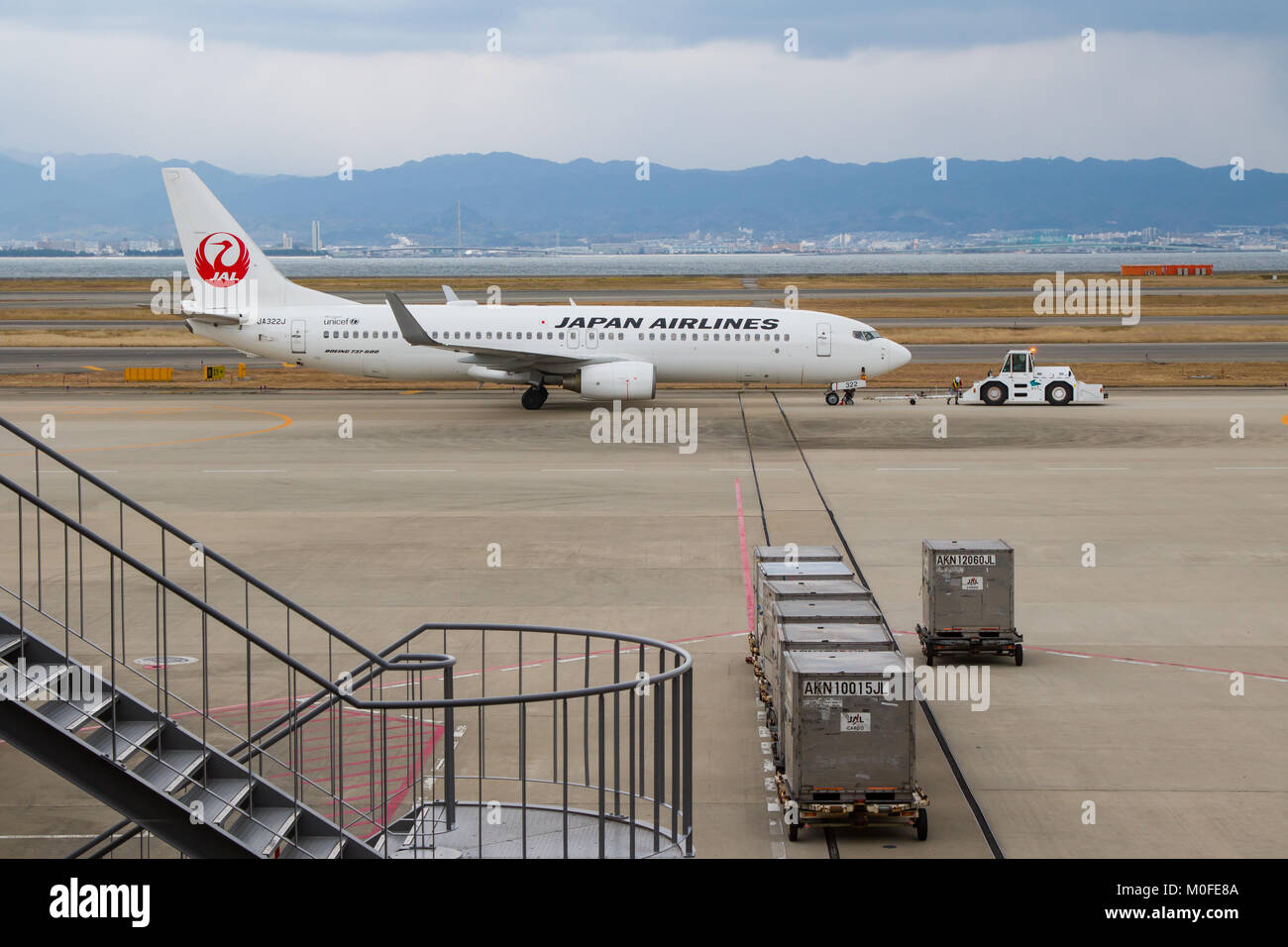 La Japan Airlines piano trainata sul asfalto pronti per il decollo. Foto Stock