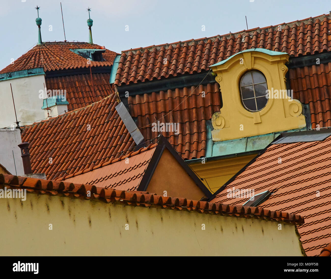 Vista in dettaglio della vecchia piastrellate tetti rossi a Praga Foto Stock