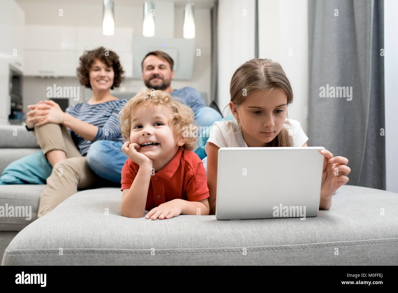 Godendo di fine settimana a casa Foto Stock