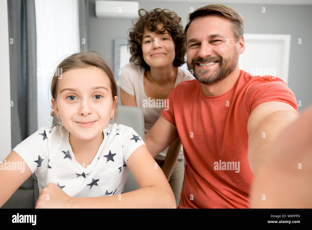 Tenendo Selfie con i genitori Foto Stock