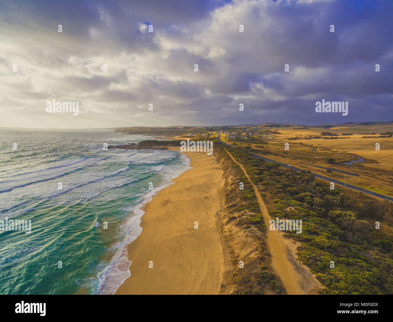 Oceano magnifico litorale con giallo sabbia spiaggia e nelle aree rurali. Kilcunda, Victoria, Australia Foto Stock