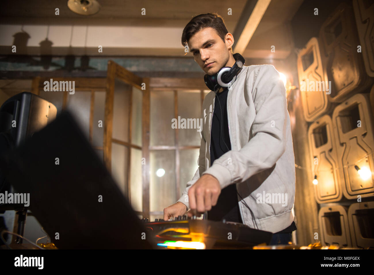 Giovane Dj giocare nel club Foto Stock