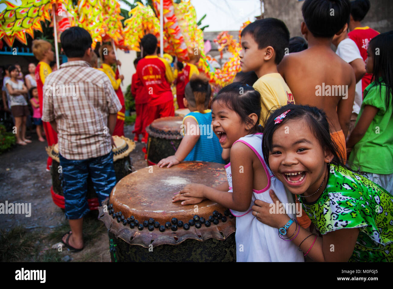 Vietnam - Gennaio 22, 2012: Bambini ridere durante il dragon dance.vietnamita anno nuovo Foto Stock