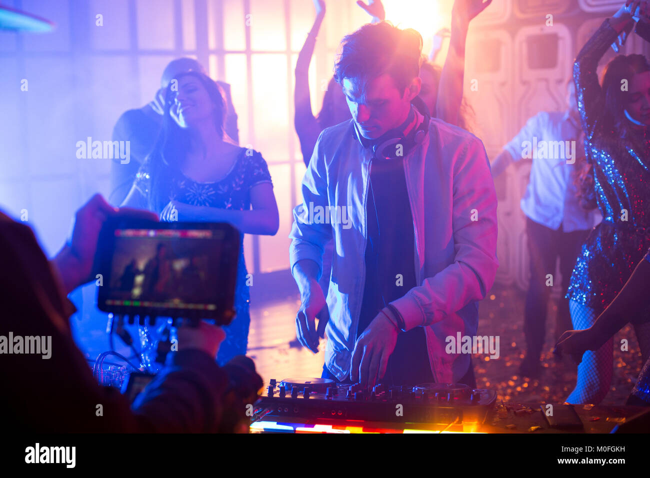 DJ a Gig in discoteca Foto Stock