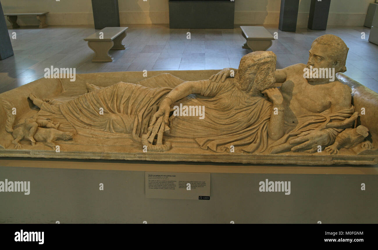 Il marmo Coperchio di sarcofago con coppia reclinabili, Imperiale, Severan ca. A.D. 220, il Metropolitan Museum of Art (TEM), Upper Manhattan, New York City Foto Stock